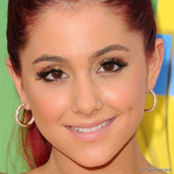 Para comparecer a um evento do canal Nickelodeon, em 2011, Ariana Grande caprichou no volume dos c?lios e utilizou o batom nude que tanto gosta